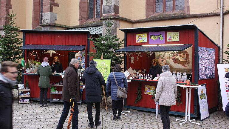Auf dem Kirchplatz lockte ein kleiner Weihnachtsmarkt. Auf dem Kirchplatz lockte ein kleiner Weihnachtsmarkt. 