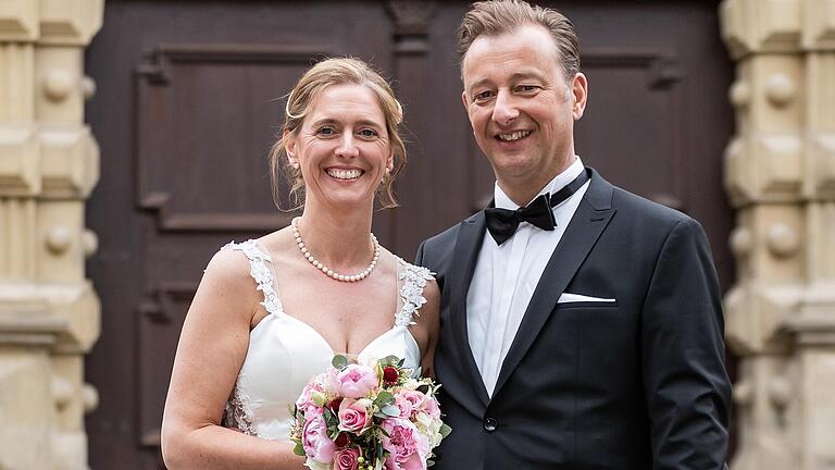 Bürgermeisterin Judith Jörg und der CSU-Fraktionsvorsitzende Wolfgang Roth heirateten am Freitag im historischen Rathaus in Sulzfeld.