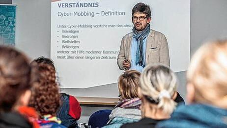 Gunnar Leuner, Gymnasiallehrer und medienpädagogisch erfahrener Experte von der Stiftung Medienpädagogik Bayern, referierte bei den Medientagen Haßberge zum Thema Cyber-Mobbing.