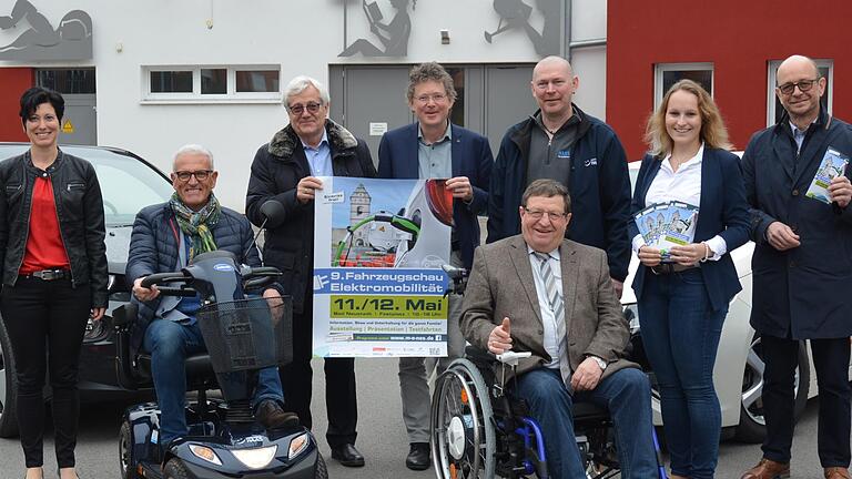 Bürgermeister Bruno Altrichter (links) und Vize-Landrat Josef Demar zeigen in elektromobilen Hilfsmitteln einen der Schwerpunkte der Fahrzeugschau. Das Programm  präsentierten bei den Stadtwerken (von links) Teamassistentin Bianca Benkert, Förderverein-Vorsitzender  Hubert P. Büchs, Schirmherr und TTZ-Leiter Ansgar Ackva, Dirk Hartmann vom Sanitätshaus Haas, Annabell Helbling (Landratsamt) sowie  Projektmanager und Geschäftsführer der Stadtwerke Ulrich Leber. Foto: Stefan Kritzer       -  Bürgermeister Bruno Altrichter (links) und Vize-Landrat Josef Demar zeigen in elektromobilen Hilfsmitteln einen der Schwerpunkte der Fahrzeugschau. Das Programm  präsentierten bei den Stadtwerken (von links) Teamassistentin Bianca Benkert, Förderverein-Vorsitzender  Hubert P. Büchs, Schirmherr und TTZ-Leiter Ansgar Ackva, Dirk Hartmann vom Sanitätshaus Haas, Annabell Helbling (Landratsamt) sowie  Projektmanager und Geschäftsführer der Stadtwerke Ulrich Leber. Foto: Stefan Kritzer