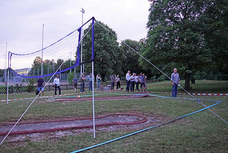 Ortsbesichtigung nach der Gemeinderatssitzung. Auf diesem Teil der maroden Minigolfanlage könnte der neue Beachvolleyballplatz entstehen.