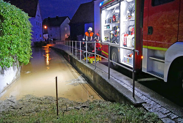 Eine Schlammlawine gab es am Donnerstagabend nach einem Unwetter in Hausen. Auch in Rieden musste die Feuerwehr ausrücken. Das Foto zeigt die Situation am Mühlbach in der Lindenstraße.