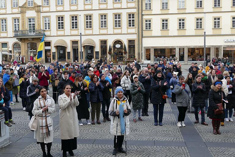 Hunderte Menschen versammelten sich am Samstagnachmittag auf dem Maxplatz, um ihre Solidarität mit der Ukraine zu bekunden. Hunderte Menschen versammelten sich am Samstagnachmittag auf dem Maxplatz, um ihre Solidarität mit der Ukraine zu bekunden.