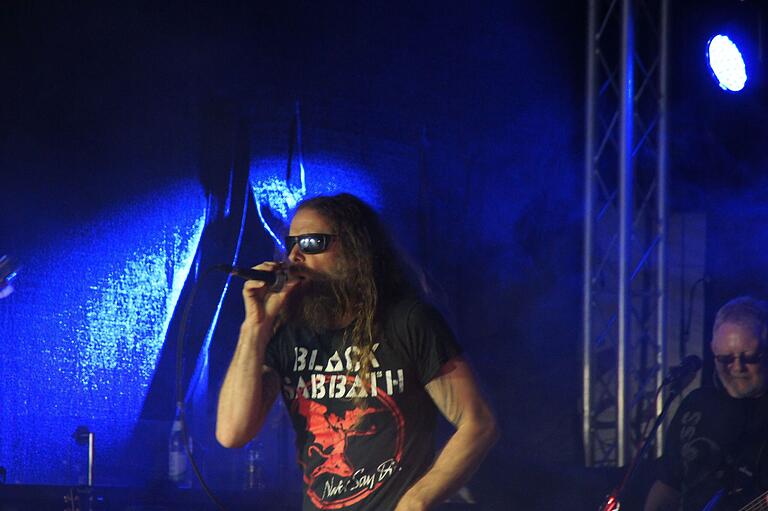 Der Frontmann der Band Starting FIVE Florian Henneberger brachte den Rock`n`Roll auf den Brügel. Der Frontmann der Band Starting FIVE Florian Henneberger brachte den Rock`n`Roll auf den Brügel.
