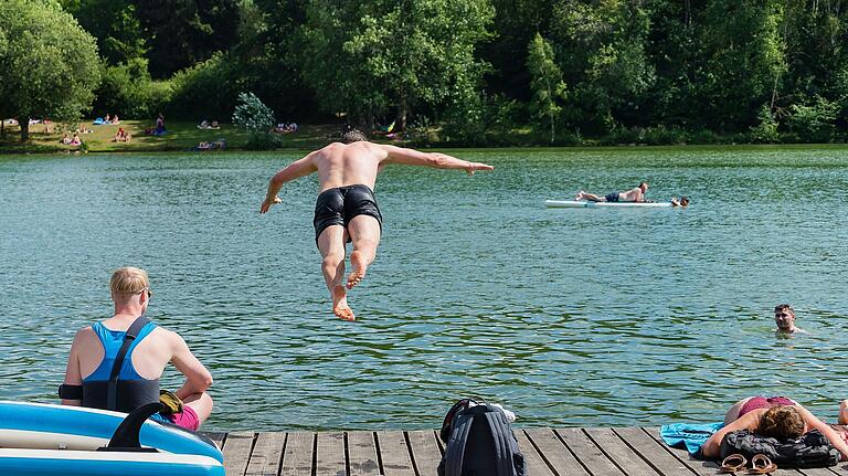 Statt aufgeheizt direkt ins kalte Wasser zu springen sollte man den Körper lieber langsam daran gewöhnen. Statt aufgeheizt direkt ins kalte Wasser zu springen sollte man den Körper lieber langsam daran gewöhnen.