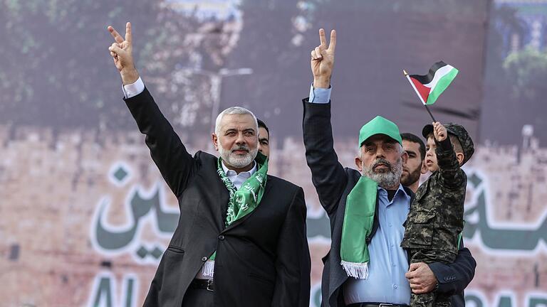 Gründung der Hamas vor 30 Jahren - Sinwar (r) übernimmt nun auch die Agenden des getöteten Vorsitzenden des Hamas-Politbüros, Ismail Hanija (l). (Archivbild) Gründung der Hamas vor 30 Jahren - Sinwar (r) übernimmt nun auch die Agenden des getöteten Vorsitzenden des Hamas-Politbüros, Ismail Hanija (l). (Archivbild)