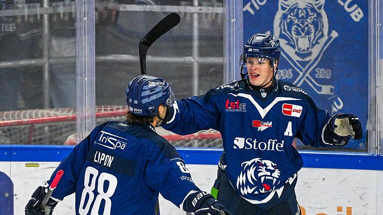 Straubing Tigers - Düsseldorfer EG       -  Joshua Samanski (r) sorgte für die Straubing Tigers zum Playoff-Sieg gegen Frankfurt.