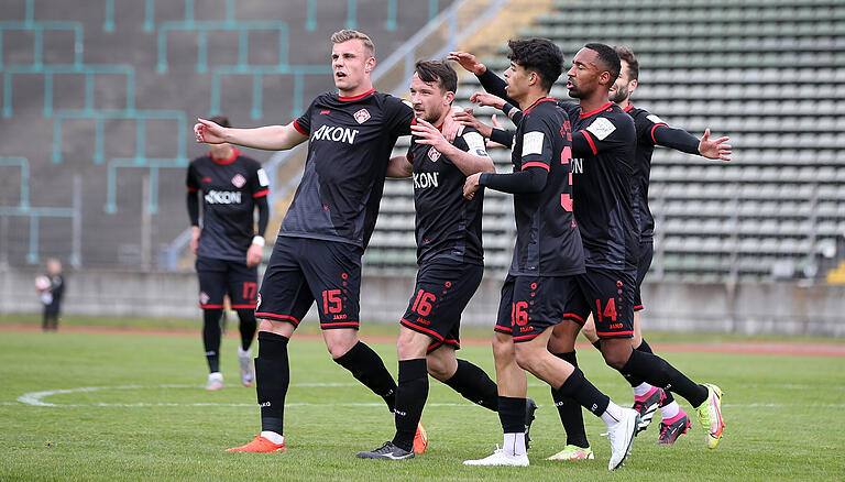 Die Kickers-Akteure Felix Göttlicher, Torschütze Peter Kurzweg, André Leipold und Saliou Sane bejubeln das frühe 1:0.