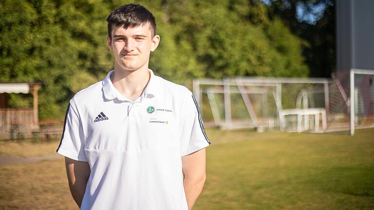 Jayden Janda hat die Ausbildung zum DFB-Junior-Coach am Würzburger Deutschhaus-Gymnasium erfolgreich absolviert. Als Torhüter trainierte der 17-Jährige bereits bei der Regionalliga-Mannschaft&nbsp;der Würzburger Kickers unter Trainer Marco Wildersinn mit.