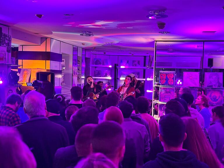 Das Publikum in toller Atmosphäre in der Plattentruhe zur Musikgruppe 'FLIEDER'. Das Publikum in toller Atmosphäre in der Plattentruhe zur Musikgruppe 'FLIEDER'.