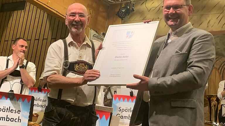 Bürgermeister Michael Hombach ehrt Diplommusiker Dieter Baier für 55 Jahre Dirigententätigkeit. Bürgermeister Michael Hombach ehrt Diplommusiker Dieter Baier für 55 Jahre Dirigententätigkeit.
