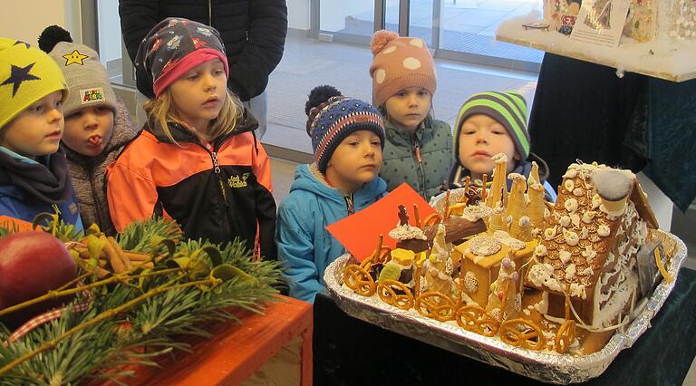 Das Lebkuchenhaus des Kindergartens Vasbühl findet wegen seiner vielen Leckereien besondere Bewunderung der Kinder. Das Lebkuchenhaus des Kindergartens Vasbühl findet wegen seiner vielen Leckereien besondere Bewunderung der Kinder.
