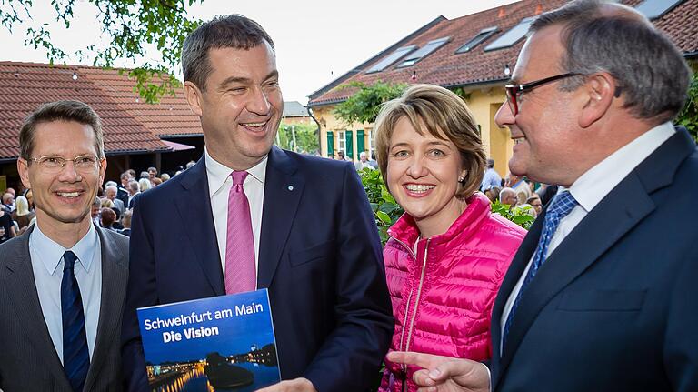 Ein Einsatz, der sich lohnte: (v.l.) Schweinfurts Oberbürgermeister Sebastian Remelé, die CSU-Bundestagsabgeordnete Anja Weisgerber und CSU-Fraktionsvorsitzender Stefan Funk setzten sich bei Ministerpräsident Markus Söder (2.v.l.) für einen kommunalen Rettungsschirm ein. Bei diesem Foto handelt es sich um ein Archivbild, was auch die fehlenden Abstände zwischen den Personen erklärt.