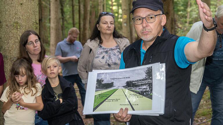 Gemündens Bürgermeister Jürgen Lippert erläuterte den Gästen den Gesamtquerschnitt der geplanten Strecke 46.&nbsp;