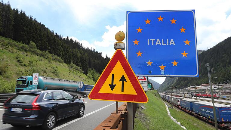 Grenzzeichen Italien am Straßenrand.jpeg       -  In Italien sind die meisten Autobahnen gebührenpflichtig. Die Maut wird nach der gefahrenen Strecke berechnet. Es gibt Tipps, um Fehler bei der Maut zu vermeiden.