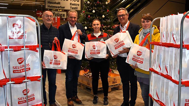 Bei der Übergabe der Weihnachtstaschen (von links): Bernhard Christof (zweiter Vorsitzender Förderverein Wärmestube), Paul Lehrieder (Vorsitzender Förderverein Wärmestube), Lena Körner (Selgros Würzburg), Sascha Merker (Geschäftsführer Selgros Würzburg), Stefanie-Irmgard Behnecke (Projekt OSKAR des Fördervereins Wärmestube).