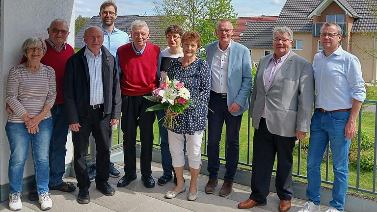 Mit zahlreichen Gästen feierten Marga und Karl Weißenberger (Bildmitte) mit Tochter Ute ihre Diamantene Hochzeit in Marktheidenfeld.