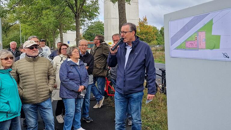 Bürgermeister Jürgen Götz informiert über den Sachstand der an der ICE-Brücke im Bereich einer Streuobstwiese geplanten Skater- und Sportanlage.