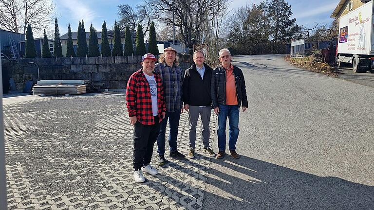 Ralf Sauer (Schriftführer), Lui Böhler (1. Vorsitzender), Carsten Kendl (2. Vorsitzender), Manfred Schubert (Kassier) Ralf Sauer (Schriftführer), Lui Böhler (1. Vorsitzender), Carsten Kendl (2. Vorsitzender), Manfred Schubert (Kassier)