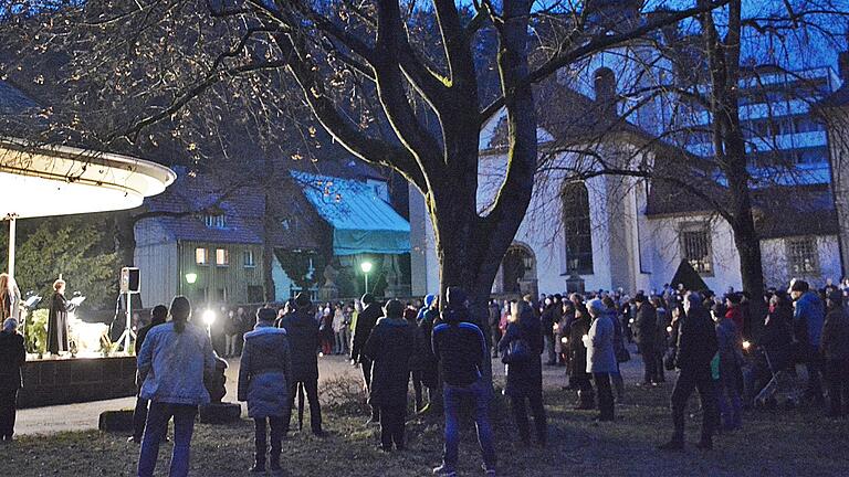 In den Kurpark von Bad Neustadt hatte die evangelische Pfarrerin Susanne Ress zum Weihnachtsgottesdienst eingeladen. Zahlreiche Familien und weitere Gäste waren der Einladung zu einem etwas anderen Gottesdienst, bedingt durch die Corona-Pandemie, gefolgt.