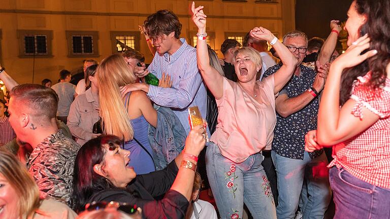 Es ist heiß, es ist die Zeit für Feste und Freibad: Corona spielt dabei kaum noch eine Rolle, wie hier auf dem Weinfest vor wenigen Tagen in Eibelstadt bei Würzburg. Indes steigen die Inzidenzwerte in der Region.