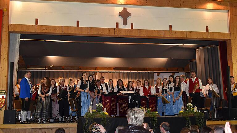 Über ein gelungenes Jubiläumskonzert in einer ausverkauften Halle in Niederlauer freuten sich die Musiker*innen aus Niederlauer, Strahlungen und Burglauer. Vorne links Dirigent Hubert Ziegler und Dirigentin Birigt Döhler.