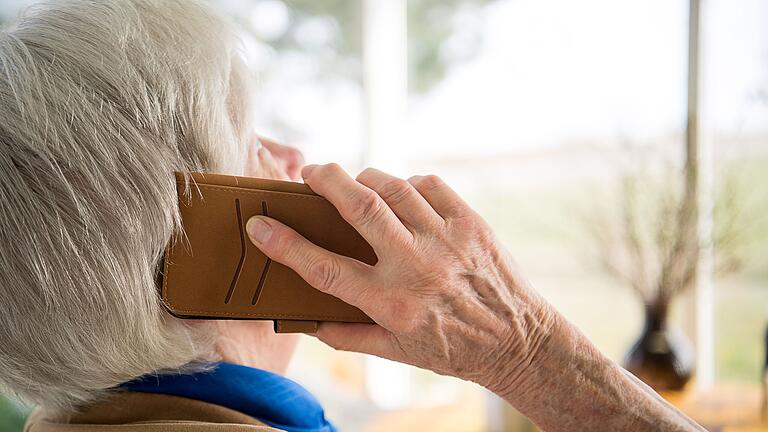 Insbesondere ältere Menschen sind das Ziel von Trickbetrügern, die sie per Telefon überrumpeln. Nun ist wieder ein Mann aus dem Landkreis Haßberge zum Opfer geworden. (Symbolbild)