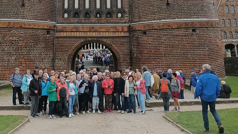 Gruppenfoto vor dem Holstentor in Lübeck.