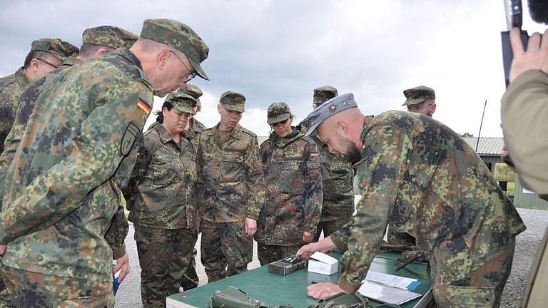 Zur Ausbildung der Militärseelsorger gehört eine Einweisung in die Funkgeräte der Bundeswehr (im Bild) und Waffenkunde.       -  Zur Ausbildung der Militärseelsorger gehört eine Einweisung in die Funkgeräte der Bundeswehr (im Bild) und Waffenkunde.