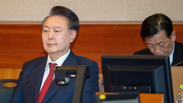 Südkoreas angeklagter Präsident bei Anhörung in Seoul       -  Das südkoreanische Verfassungsgericht wird am Freitag über die politische Zukunft des suspendierten Präsidenten Yoon Suk Yeol entscheiden.