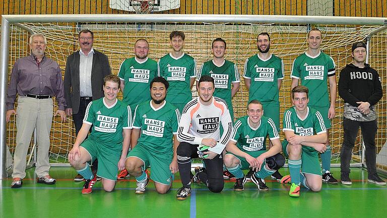 So sehen Sieger aus: Die SG Oberelsbach/Ober-Unterwaldbehrungen gewann das Dreikönigs-Fußball-Hallenturnier in Mellrichstadt mit (hinten von links) Turnierleiter Dieter Link, 2. Bürgermeister Thomas Dietz, Lars Lindenthal, Sebastian Martin, Steffen Sitzmann, Matthias Martin, Steffen Mildenberger und Emanuel Sopp. Vorne von links: Bastian Bohland, Theerawat Khooprasit, Joshua Engelbreit, Sebastian Ledermann und Philipp Sitzmann. So sehen Sieger aus: Die SG Oberelsbach/Ober-Unterwaldbehrungen gewann das Dreikönigs-Fußball-Hallenturnier in Mellrichstadt mit (hinten von links) Turnierleiter Dieter Link, 2. Bürgermeister Thomas Dietz, Lars Lindenthal, Sebastian Martin, Steffen Sitzmann, Matthias Martin, Steffen Mildenberger und Emanuel Sopp. Vorne von links: Bastian Bohland, Theerawat Khooprasit, Joshua Engelbreit, Sebastian Ledermann und Philipp Sitzmann.
