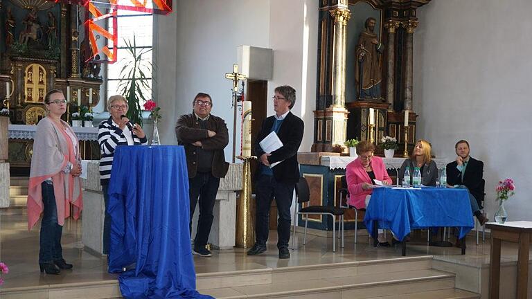 Podiumsdiskussion Podiumsdiskussion in der Riedenberger Kirche zum Thema 'Erziehung im  Spannungsfeld zwischen christlichen Werten und Lebenswirklichkeiten'.  Zeitzeugen berichteten über ihre Prägungen durch gelungenen Jugendarbeit  in den 1960 bis 1990er Jahren. Das Bild zeit von links: Christina Morell  (90er Jahre Technogottesdienste),  Annelore Heublein (60er Jahre  aufblühende Jugendarbeit mit dem ortsansässigen Kuraten),  Martin  Schneider (70/80er Jahre Kolping - Verbandsarbeit), Mode...       -  Podiumsdiskussion Podiumsdiskussion in der Riedenberger Kirche zum Thema 'Erziehung im  Spannungsfeld zwischen christlichen Werten und Lebenswirklichkeiten'.  Zeitzeugen berichteten über ihre Prägungen durch gelungenen Jugendarbeit  in den 1960 bis 1990er Jahren. Das Bild zeit von links: Christina Morell  (90er Jahre Technogottesdienste),  Annelore Heublein (60er Jahre  aufblühende Jugendarbeit mit dem ortsansässigen Kuraten),  Martin  Schneider (70/80er Jahre Kolping - Verbandsarbeit), Moderator Bernhard  Hopf und am Tisch sitzend Landtagspräsidentin Barbara Stamm,  Schulleiterin  Christiane Helfrich sowie der Regionaljugendseelsorger  Roland Pietryga. Foto: Marion Eckert