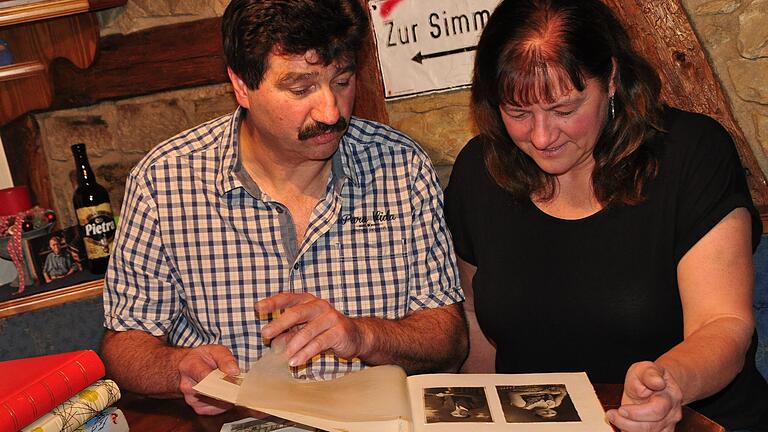 Uwe und Andrea Rädlein schwelgen beim Anschauen ihrer Foto-Alben mit den vielen Veranstaltungen im Tunnelsaal oder beim traditionellen Taubenmarkt in Erinnerungen. Ob es jemals wieder so kommen wird?