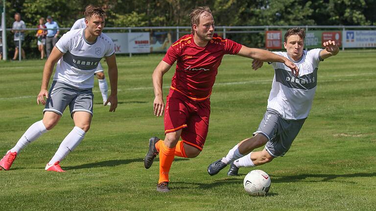 Spielertrainer Jannik Feidel (rechts), hier bei der Partie gegen Ebersdorf in der vergangenen Saison, bat sein Team am vergangenen Dienstag zum Auftakttraining auf den Rasen.