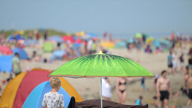 Sommerwetter an der Nordseeküste.jpeg       -  Sonne, Sand und Meer. Nicht immer klappt das: Manchmal muss man seine Urlaubsreise stornieren. Die Kosten für eine Stornierung können hoch sein.