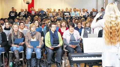 Mit Begeisterung dabei: 150 Sängerinnen und Sänger im Alter von 20 bis 80 Jahren bei der Sängerschulung in der Alten Aula in Münnerstadt.