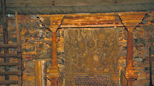 Echter-Wappen im Original: Das Wappen mit der Jahreszahl 1607 war ursprünglich über dem Unteren Stadttor in Mellrichstadt zu Ehren des Fürstbischofs Julius Echter (1573-1617) angebracht. Um es vor dem Zerfall zu retten, wurde es gründlich renoviert und 2003 im Heimatmuseum Salzhaus aufgestellt. Echter-Wappen im Original: Das Wappen mit der Jahreszahl 1607 war ursprünglich über dem Unteren Stadttor in Mellrichstadt zu Ehren des Fürstbischofs Julius Echter (1573-1617) angebracht. Um es vor dem Zerfall zu retten, wurde es gründlich renoviert und 2003 im Heimatmuseum Salzhaus aufgestellt.