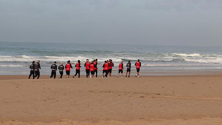 Lauftraining am Atlantikstrand. Die Kickers verbrachten neun Tage an der Costa de la Luz. Lauftraining am Atlantikstrand. Die Kickers verbrachten neun Tage an der Costa de la Luz.