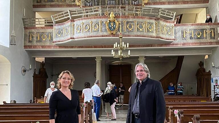 Yvonne Düring und Peter Rottmann vor der Orgel.       -  Yvonne Düring und Peter Rottmann vor der Orgel.