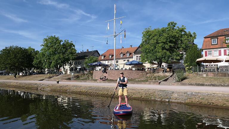 Nick De Rijke auf einem der Stand Up Paddle Boards vor dem Mainkai