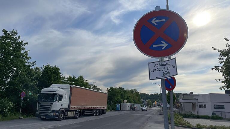 Die Schilder in der Saalestraße, die als Umleitung gilt, zeigen an, dass es mit den Bauarbeiten für die Querungshilfe in der Schweinfurter Straße eigentlich schon am 22. Mai hätte los gehen sollen. Die Schilder in der Saalestraße, die als Umleitung gilt, zeigen an, dass es mit den Bauarbeiten für die Querungshilfe in der Schweinfurter Straße eigentlich schon am 22. Mai hätte los gehen sollen. 