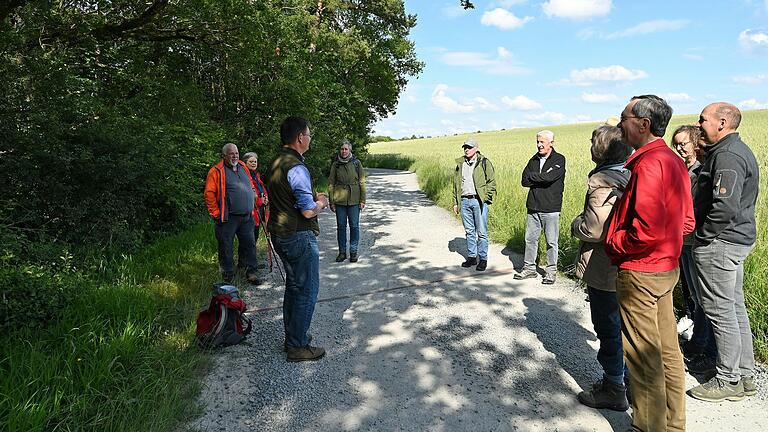 Informationen über die Sicherung der besonderen Lebensräume im Stiftungswald „Heiligenhölzchen“ und die Förderung der biologischen Vielfalt standen im Mittelpunkt der „Quer-Wald-ein“-Exkursion der KLB Würzburg, hier mit Karl-Georg Schönmüller an einer Jahrhunderte alten Eiche.