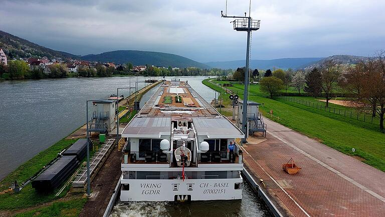 Ein Fahrgastkabinenschiff in der Schleuse Klingenberg Ein Fahrgastkabinenschiff in der Schleuse Klingenberg