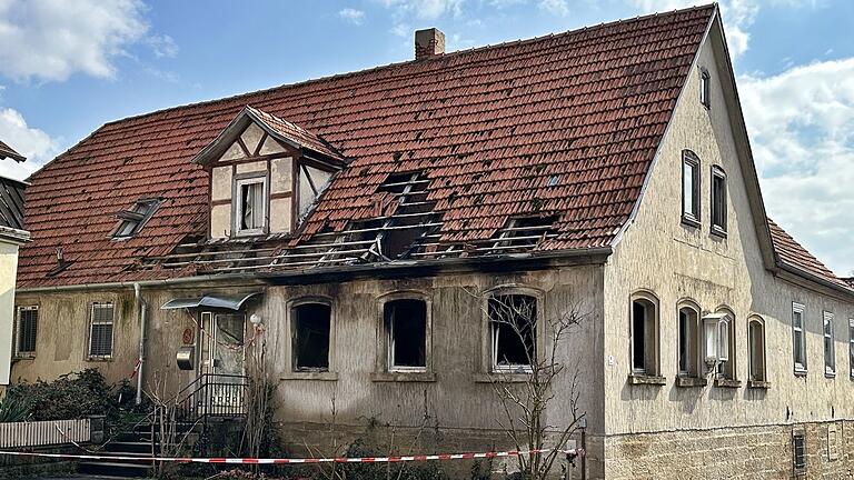 Der ehemalige Kindergarten von Alsleben steht seit einem Brand im vergangenen Jahr leer. In Alsleben fürchtet man, dass eine Bauruine stehen bleibt. Der ehemalige Kindergarten von Alsleben steht seit einem Brand im vergangenen Jahr leer. In Alsleben fürchtet man, dass eine Bauruine stehen bleibt.