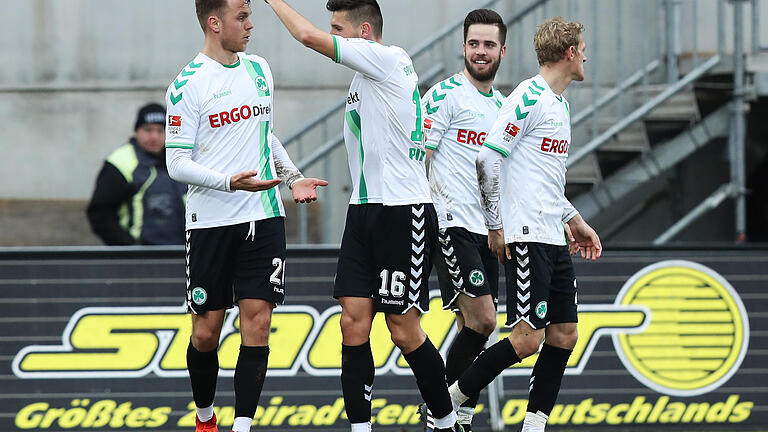 SpVgg Greuther Fürth - Fortuna Düsseldorf       -  Die Fürther (von links) Marcel Franke, Adam Pinter, Niko Gießelmann und Johannes van den Bergh jubeln über ihren Sieg gegen Düsseldorf. Foto: Daniel Karmann/dpa
