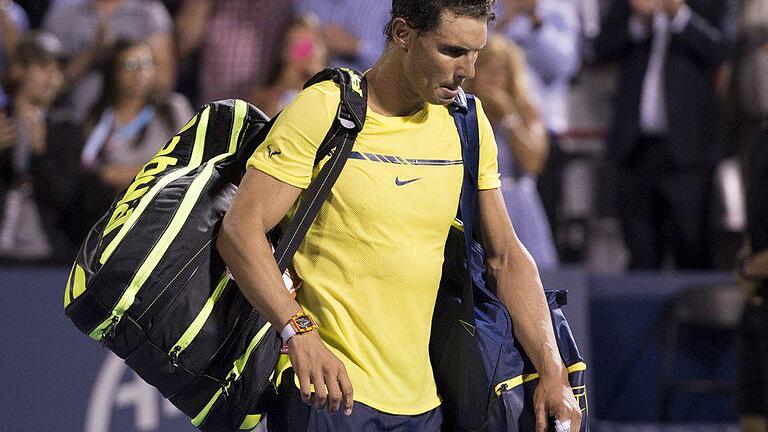 Ausgeschieden       -  Rafael Nadal verlässt nach seiner überraschenden Niederlage den Platz. Foto: Paul Chiasson