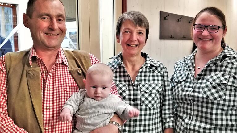 Die Pächter-Familie (von links): Gastwirt Bernhard Oßner mit Enkel Ben, Ehefrau Sieglinde und Tochter Veronika Wehner. Die Pächter-Familie (von links): Gastwirt Bernhard Oßner mit Enkel Ben, Ehefrau Sieglinde und Tochter Veronika Wehner.
