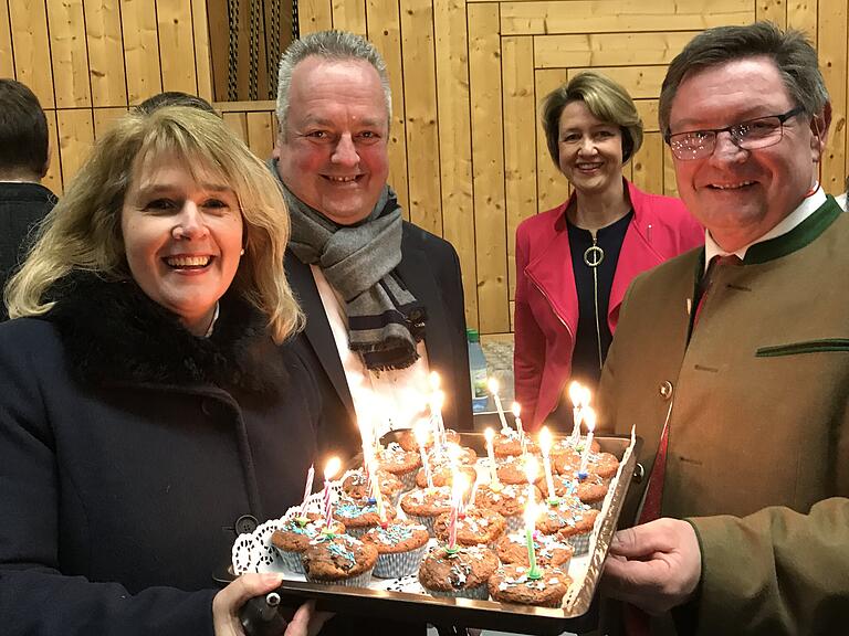 Martina Gießübel (links), Kreisvorsitzende der Frauenunion, überreichte Geburtstagsmuffins.