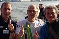 Wolfgang Münzel (links) und Herbert Steffny (rechts) mit einem Teilnehmer bei der Hafenrundfahrt in New York mit Lower Manhattan im Hintergrund. Münzel war vor kurzem dort als Laufbetreuer unterwegs.