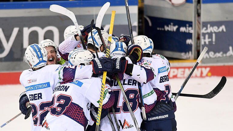 Eishockey: Fischtown Pinguins Bremerhaven - Eisbären Berlin.jpeg       -  Später Jubel: Berlins Yannick Veilleux wird von seinen Mitspieler zum 1:2-Siegtreffer beglückwünscht.